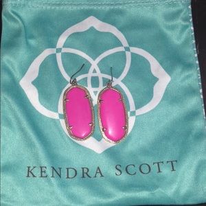 Elle Kendra Scott magenta earrings